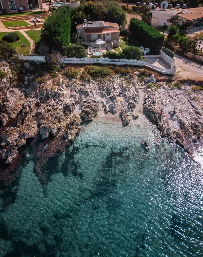 Neptune Sea House - Beachfront Ájos Spyrídon Eksteriør bilde